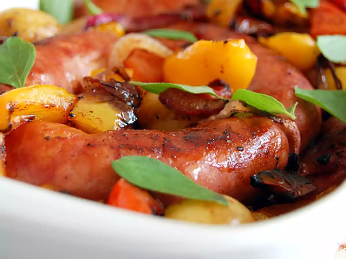 Lingüiças assadas com tomate, pimentão e batata