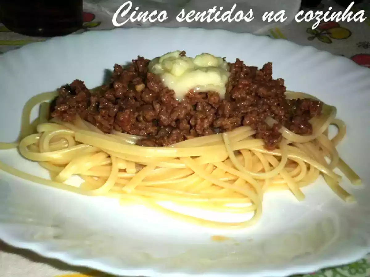Linguine à bolonhesa com queijo da serra