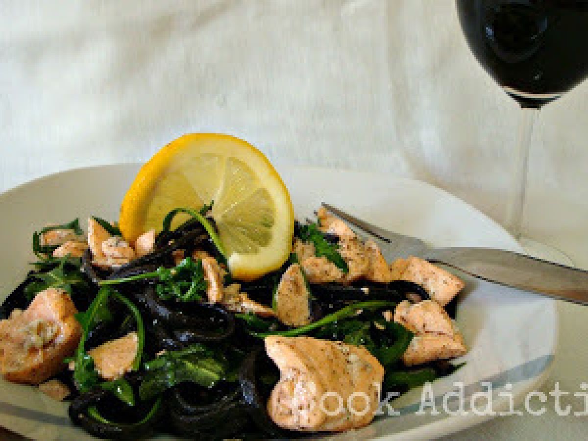 Linguine al nero di seppia com salmão e rúcula
