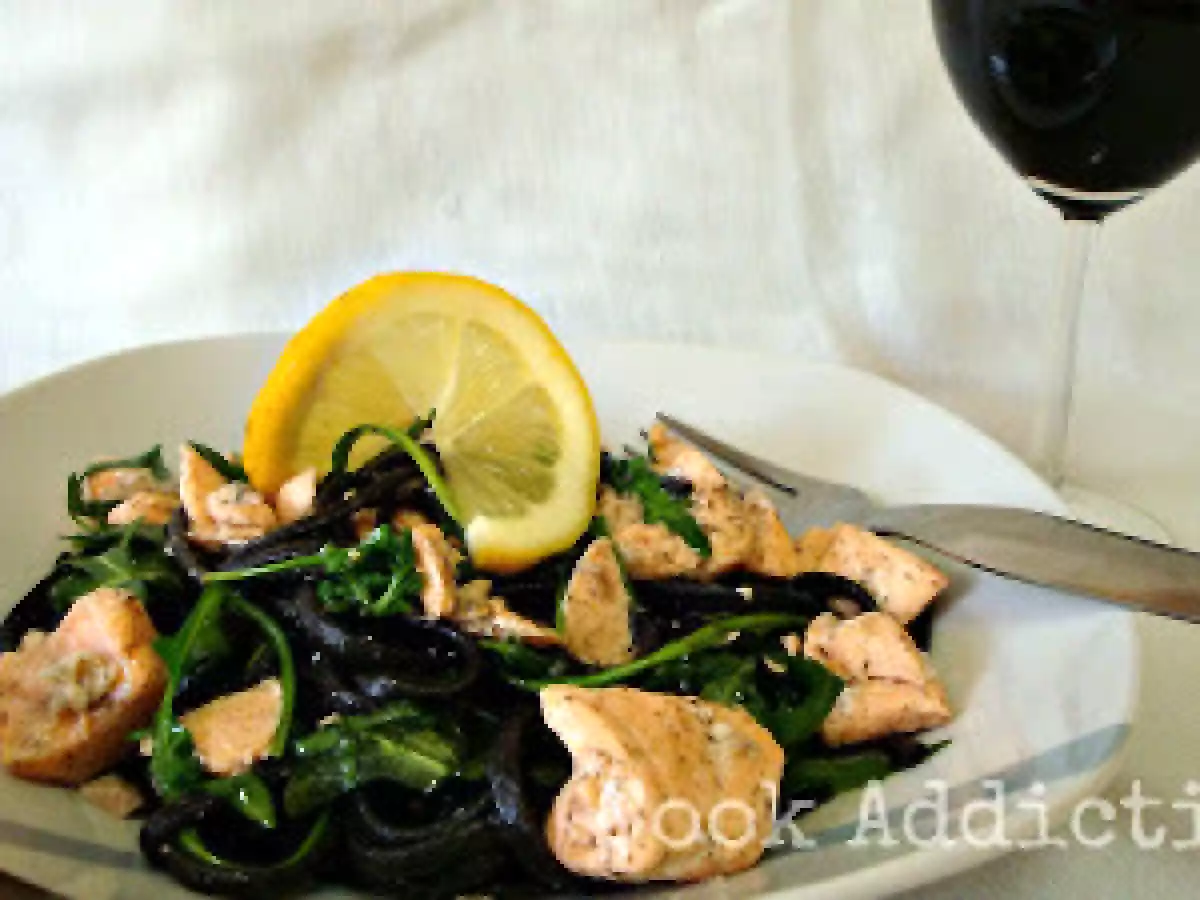Linguine al nero di seppia com salmão e rúcula