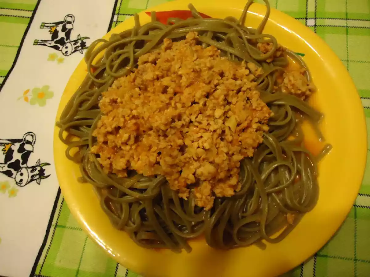 Linguine al pesto com carne á bolonhesa