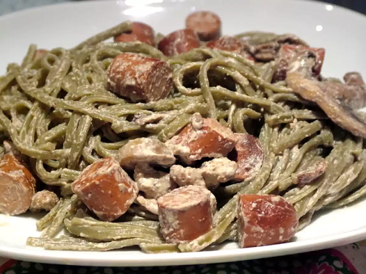 Linguine al Pesto com Salsichas de Soja, Cogumelos e Nozes