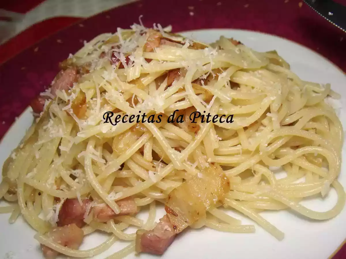 Linguine com azeitonas e bacon