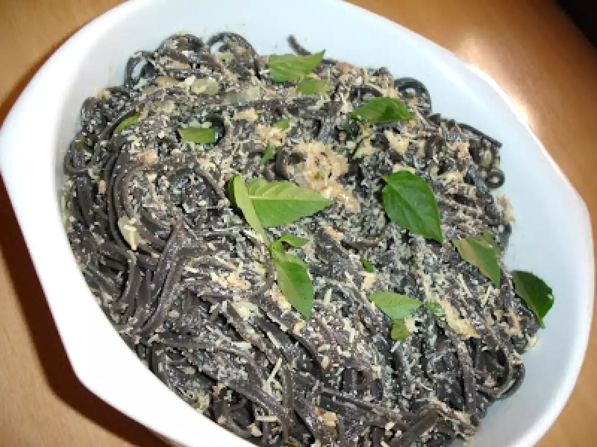 Linguine negro ao molho de atum na manteiga