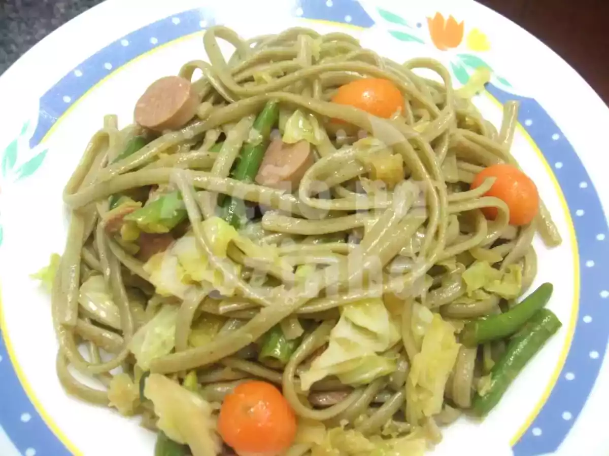 Linguini al pesto com couve e salsichas