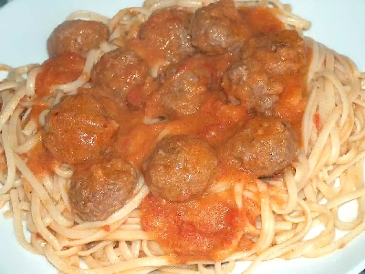 LINGUINI COM ALMÔNDEGAS E MOLHO DE TOMATE