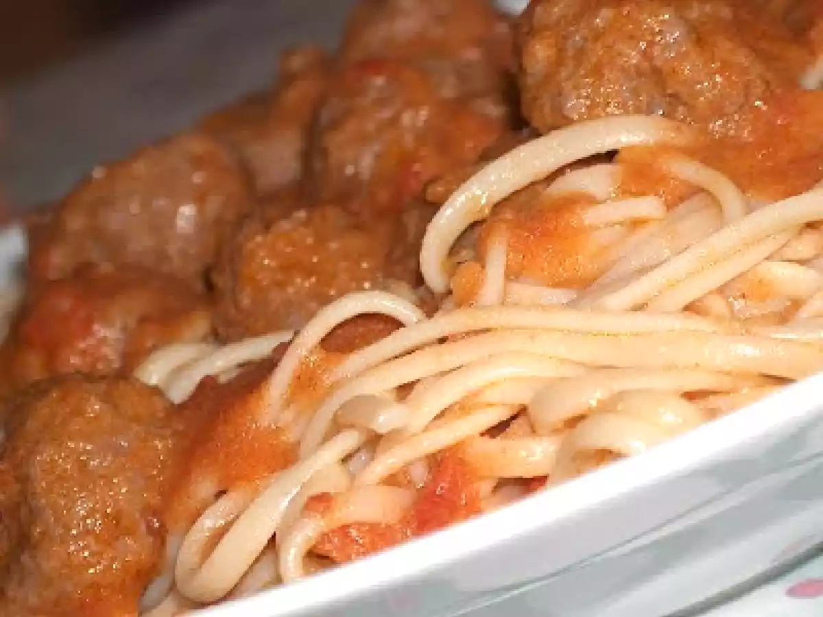 LINGUINI COM ALMÔNDEGAS E MOLHO DE TOMATE - foto 2