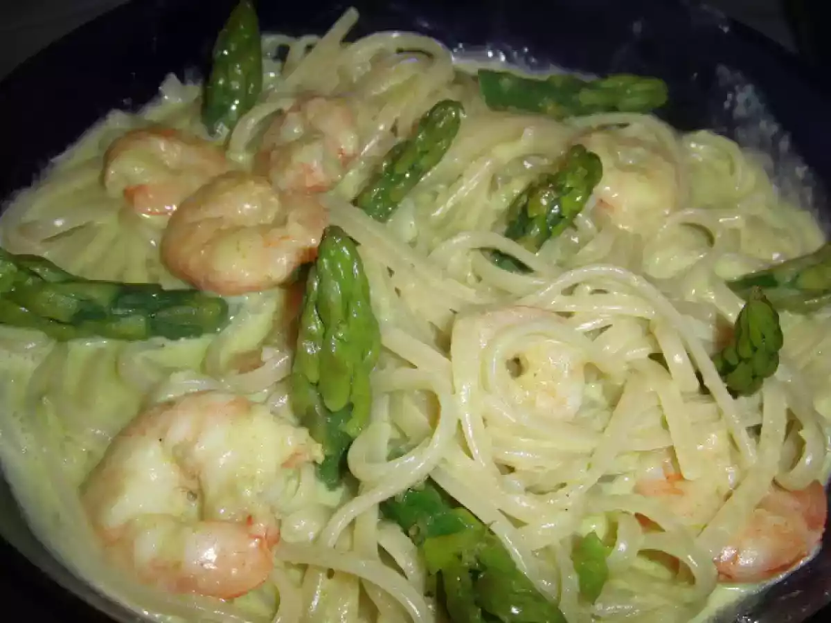 Linguini com espargos e gambas