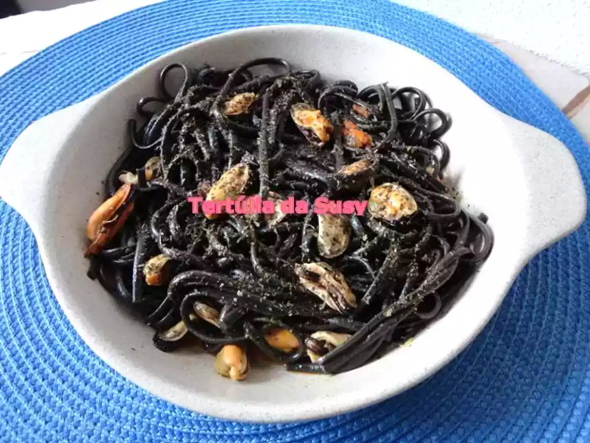 Linguini com mexilhões, açafrão e salsa