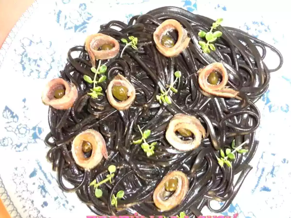 Linguini com rolinhos anchovados de biqueirão com alcaparras - foto 2