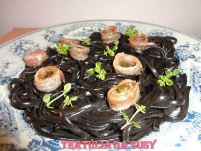 Linguini com rolinhos anchovados de biqueirão com alcaparras