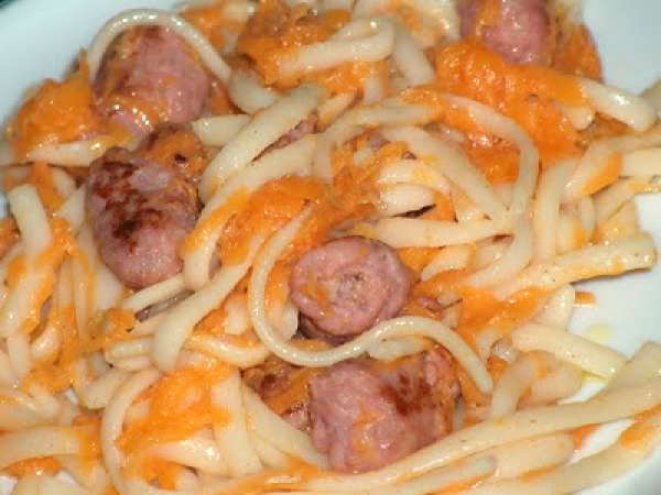 LINGUINI DE ABÓBORA E SALSICHA FRESCA