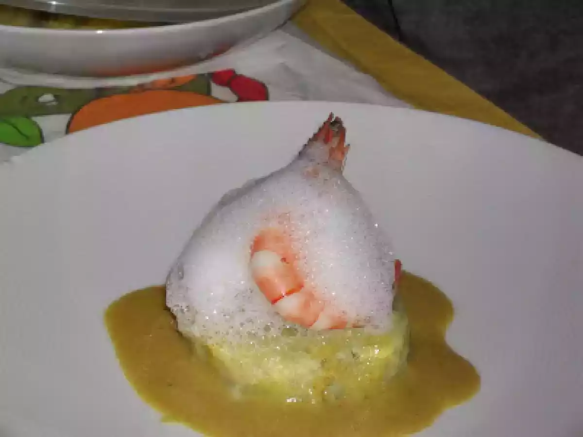 Lombinhos de pescada com molho de caril e espuma de coco.