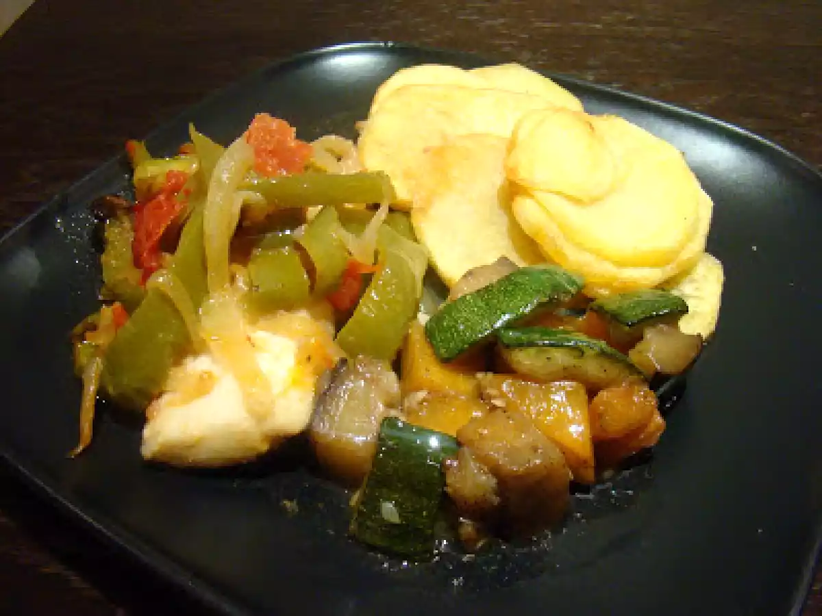 Lombinhos de pescada em cebolada com legumes salteados