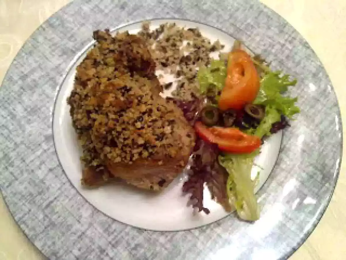 Lombinhos de porco com crosta de azeitona e broa