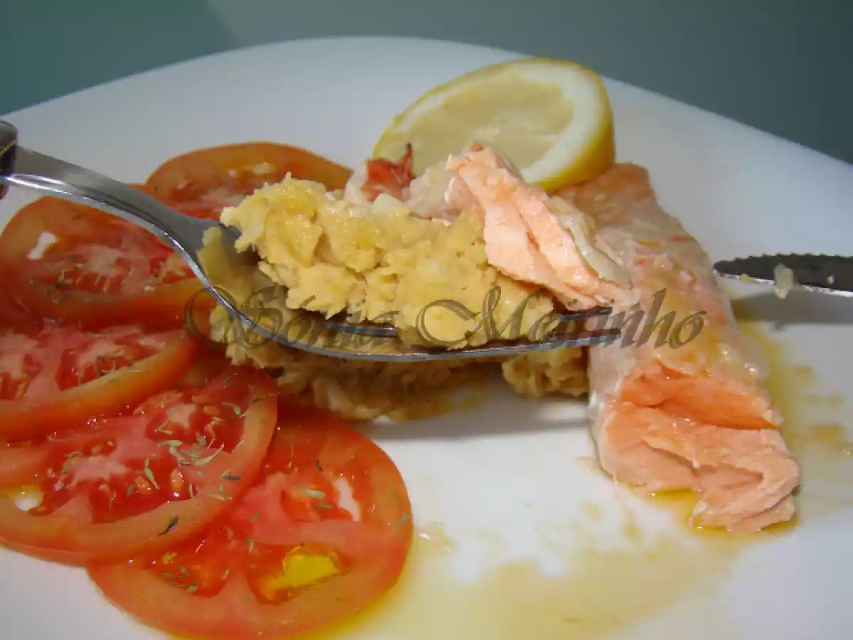 Lombinhos de Salmão com Camarão Acompanhado de Puré de Grão de Bico