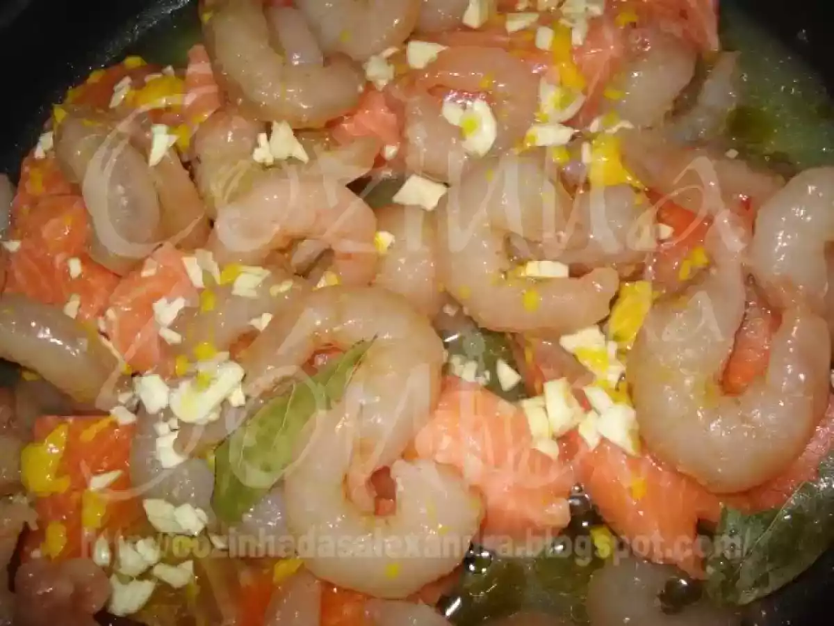 LOMBINHOS DE SALMÃO COM MOLHO DE CAMARÃO, AROMATIZADO DE COENTROS - foto 2