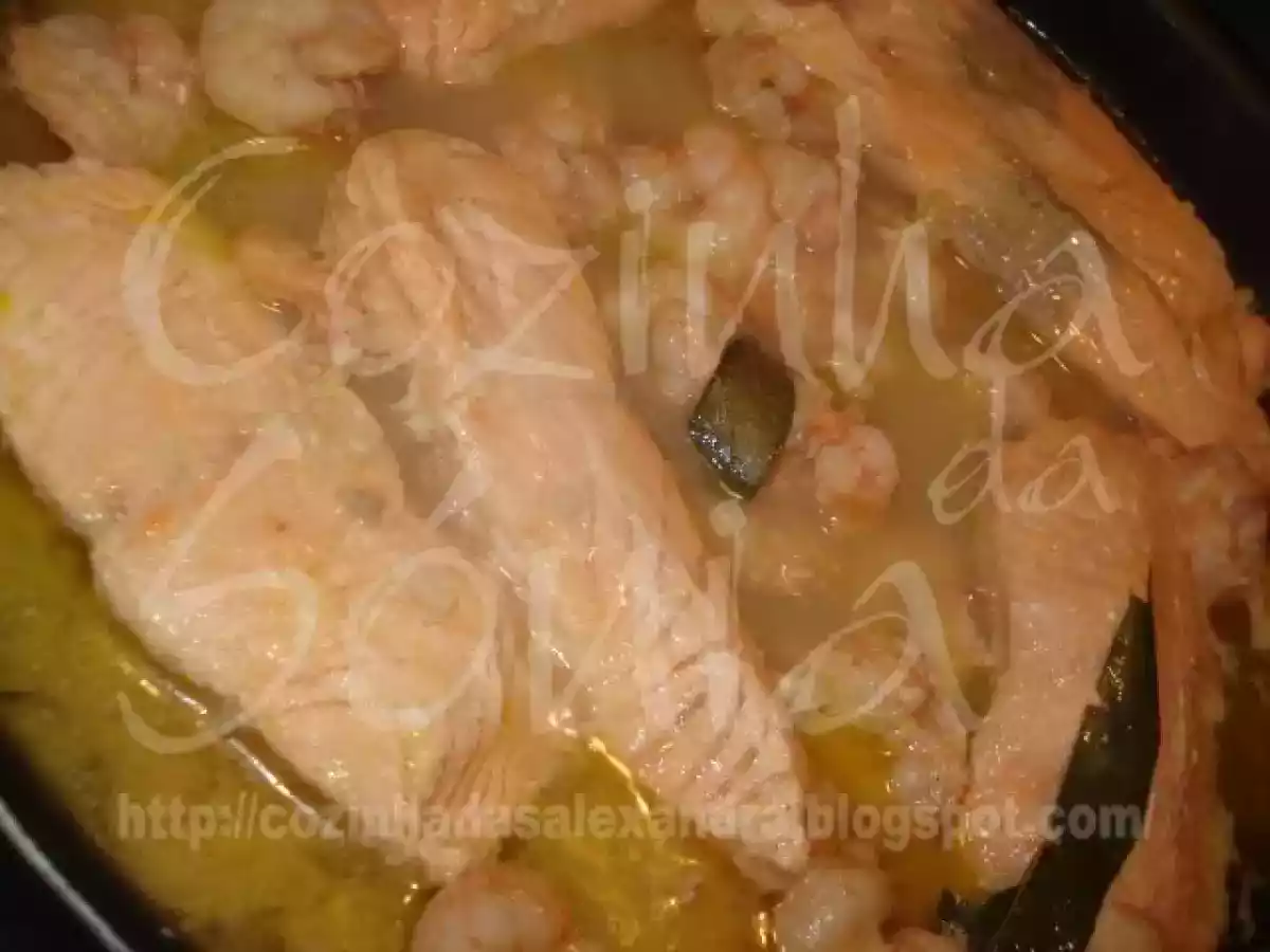 LOMBINHOS DE SALMÃO COM MOLHO DE CAMARÃO, AROMATIZADO DE COENTROS - foto 3