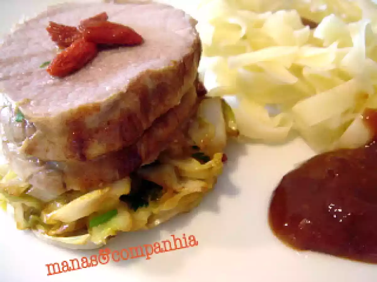 Lombo de porco em cama de legumes e bagas de goji