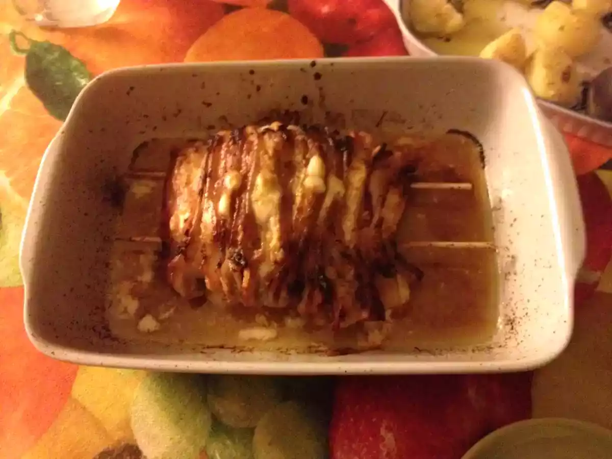 Lombo de porco fatiado com bacon e queijo no forno. - foto 3