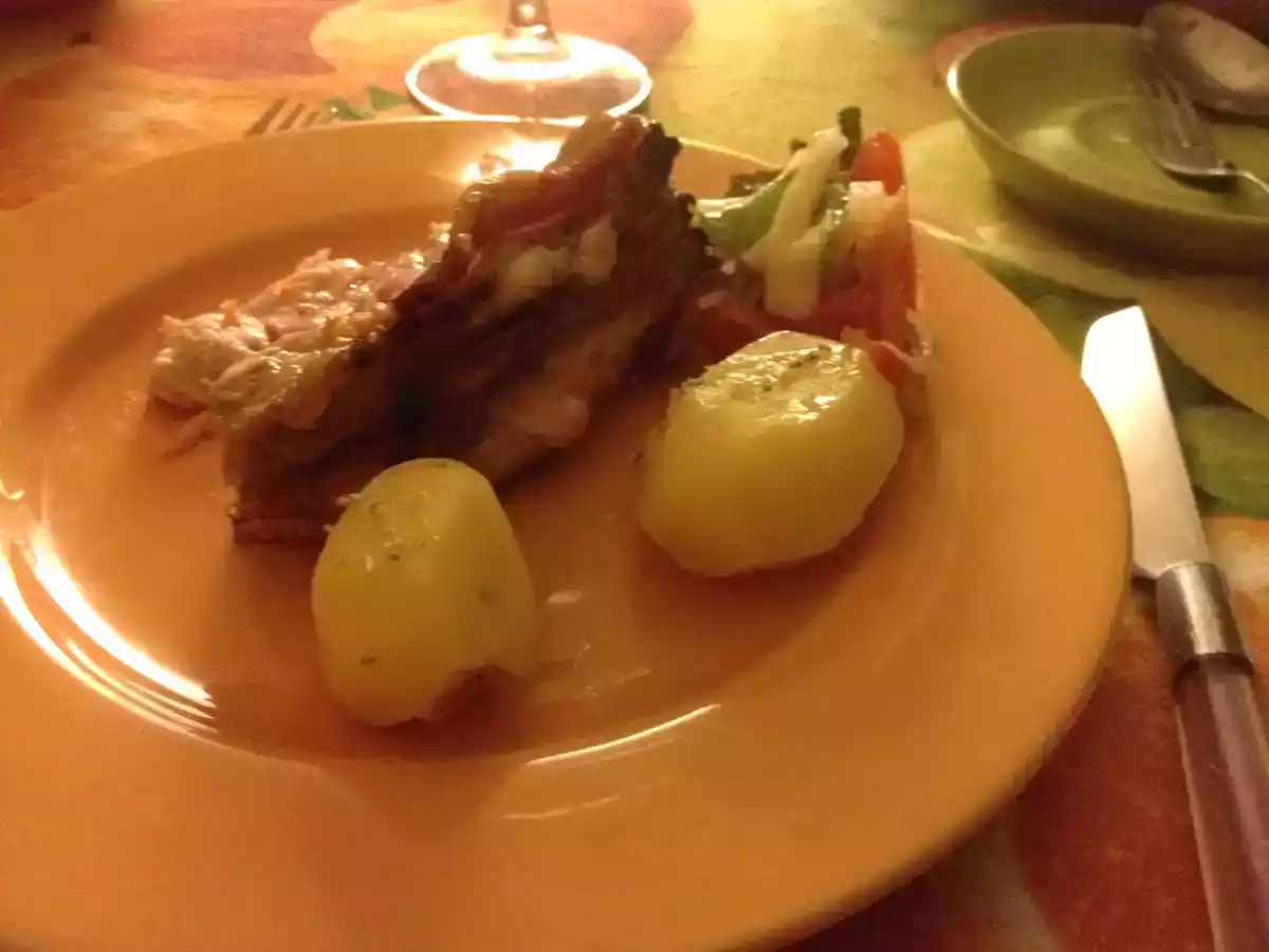 Lombo de porco fatiado com bacon e queijo no forno. - foto 4