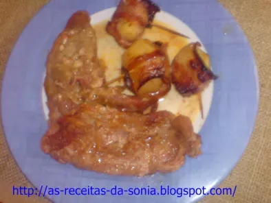 Lombo de porco no formo com batatas enroladas com bacon