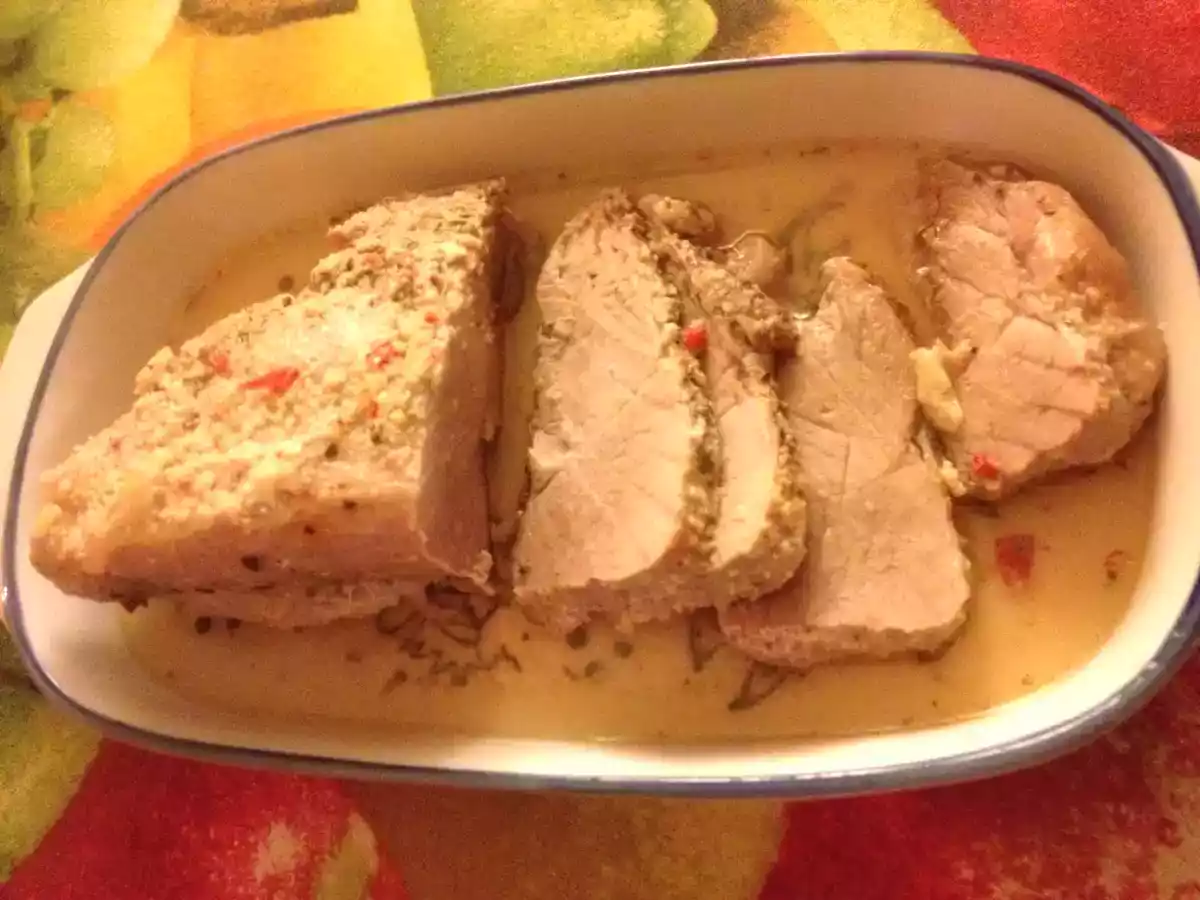 Lombo de porco no forno aromatizado com ervas.