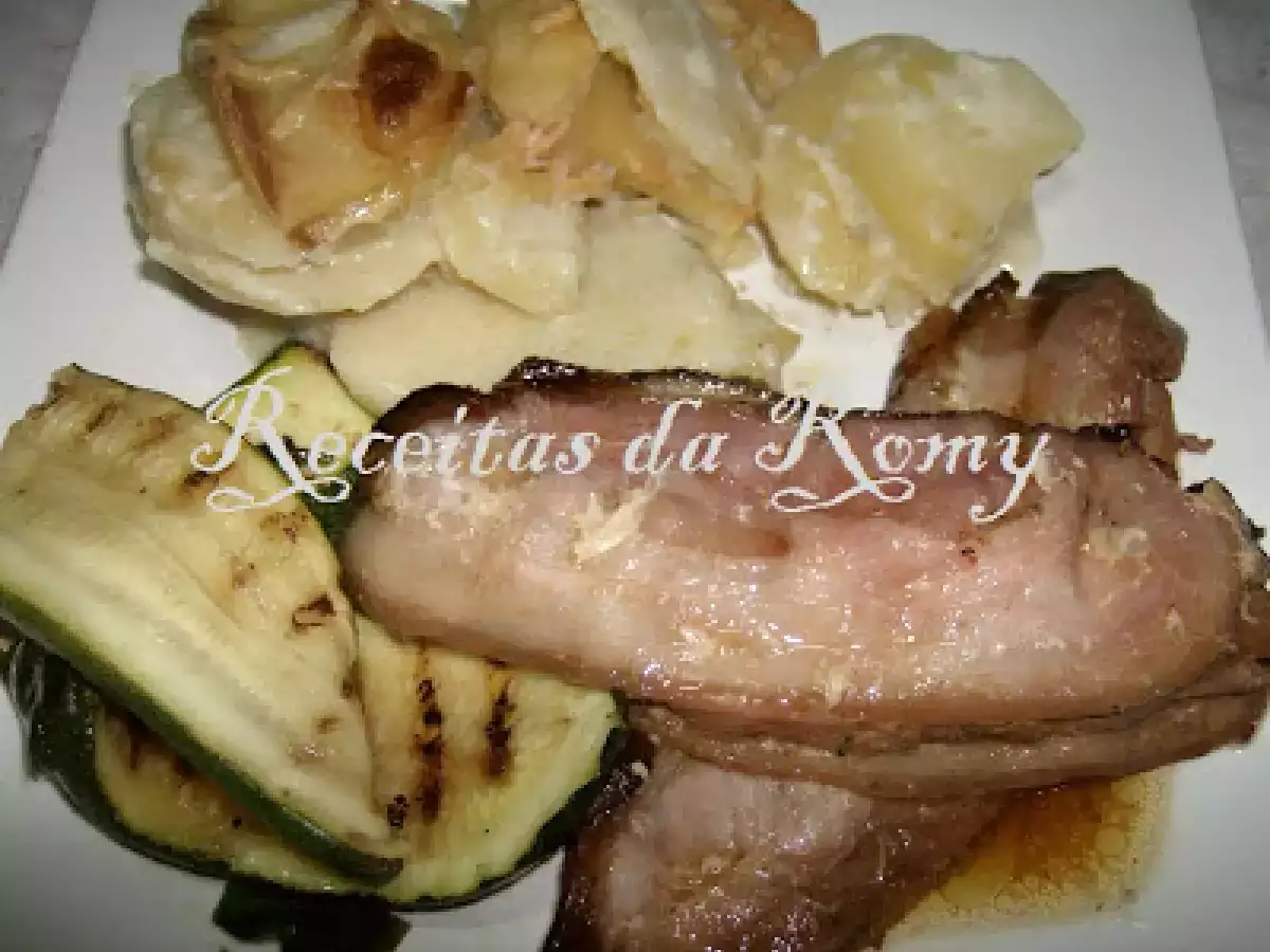 Lombo de porco recheado com bacon e molho delicioso