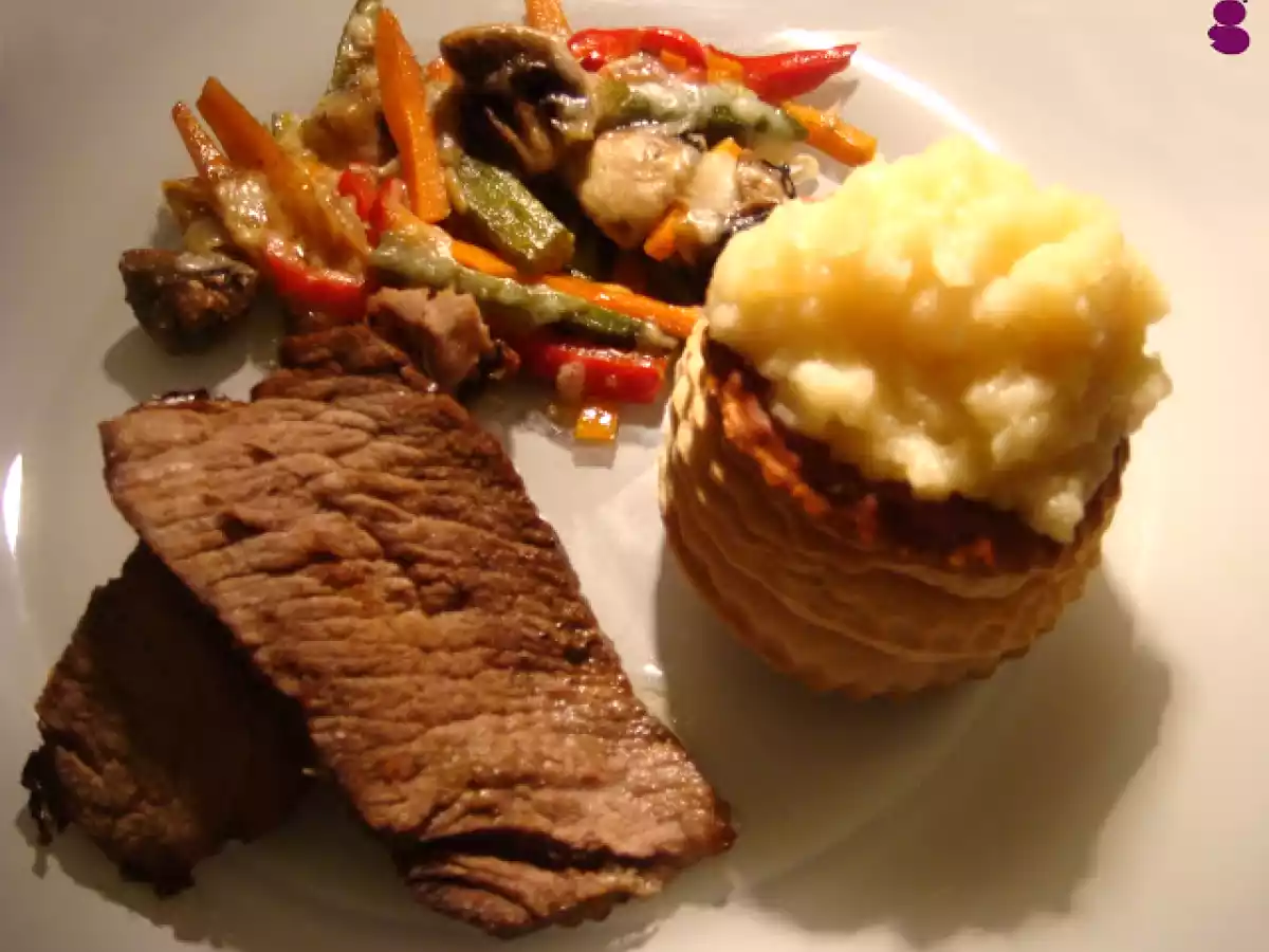 Lombo de vaca assado, com puré de maça e legumes gratinados