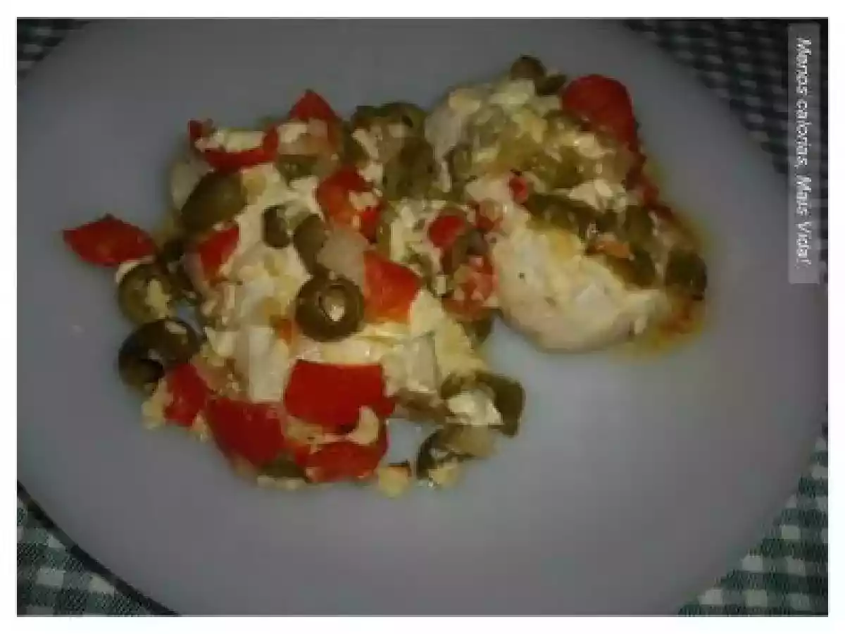 Lombos de Pescada com Cebola, Pimento, Azeitonas e Queijo Feta