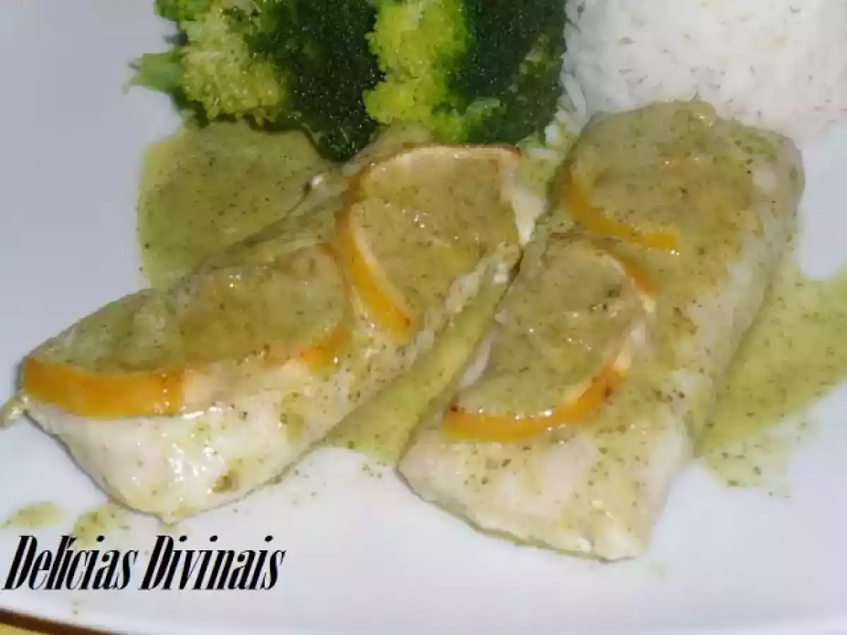 Lombos de Pescada com Molho de Limão e Ervas.