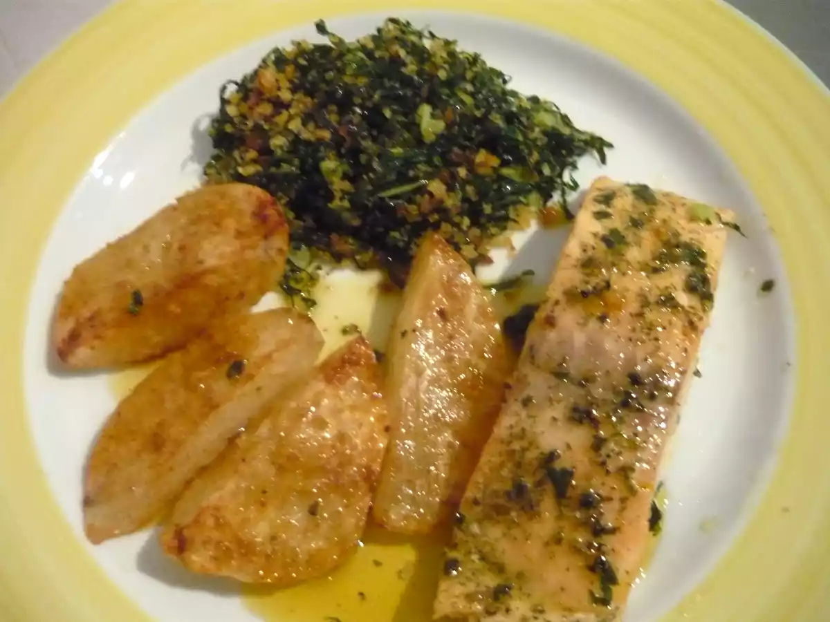 Lombos de Salmão em Pepelote com Batata Assada e Couve com Broa salteada
