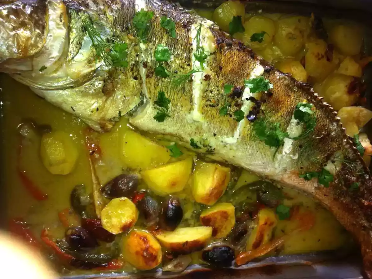 Lucioperca assada no forno com aromáticas e chalotas