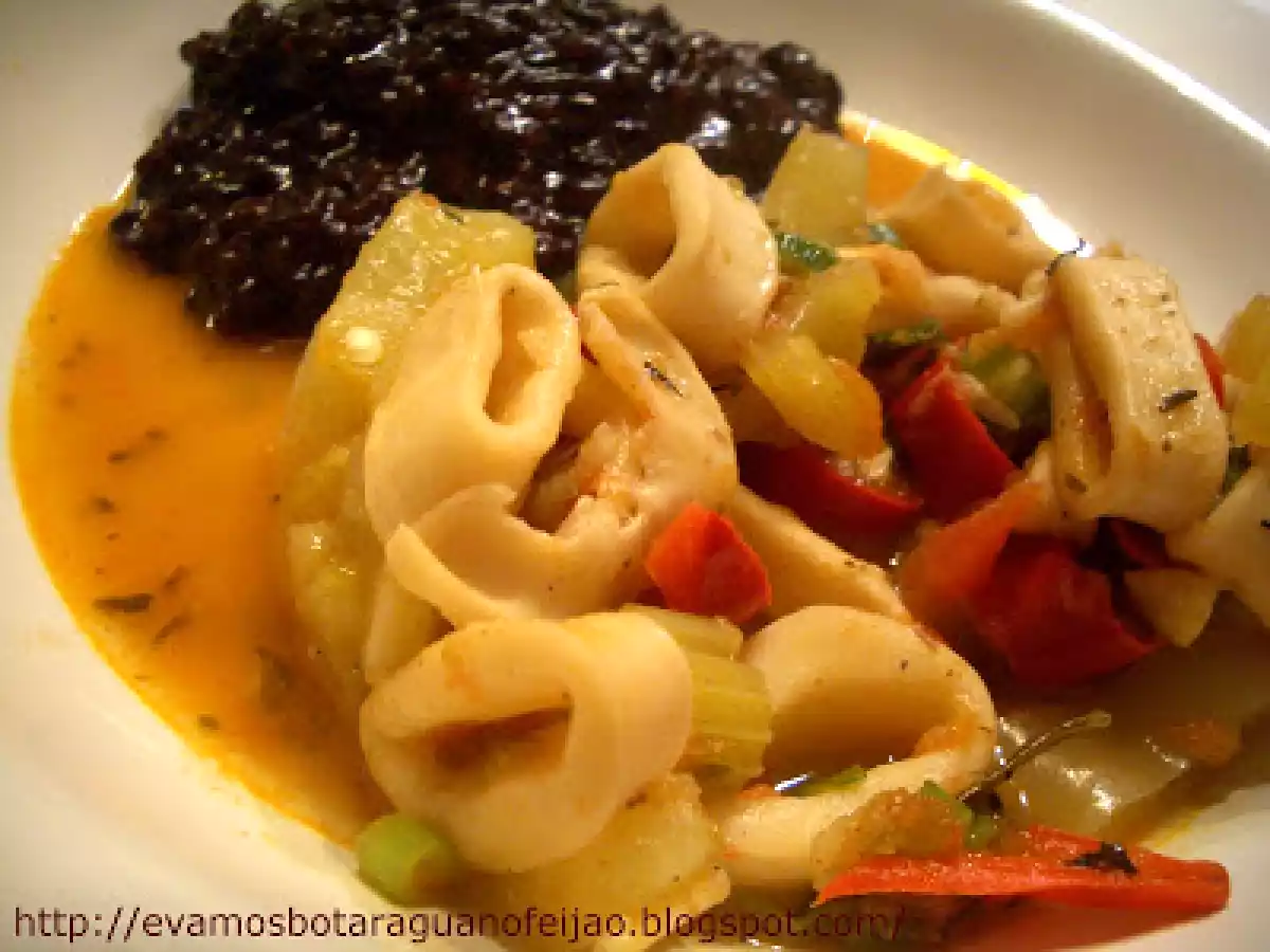 Lulas ensopadas com arroz negro e polenta