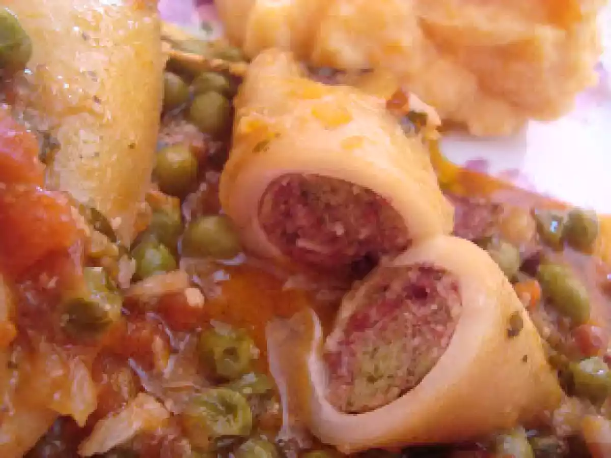 Lulas recheadas com bacon e linguiça em molho de tomate com ervilhas - foto 2