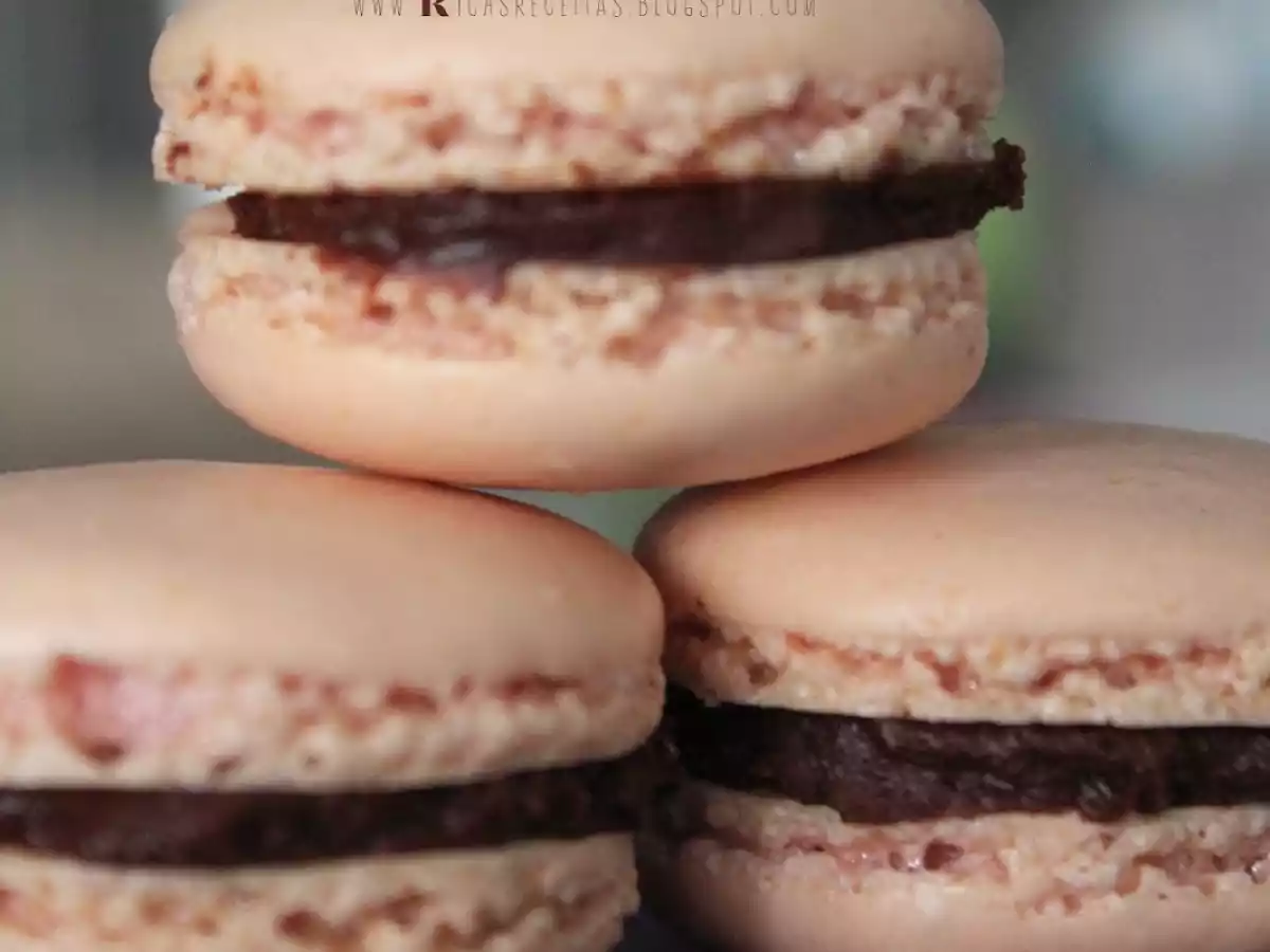 Macarons com ganache de chocolate