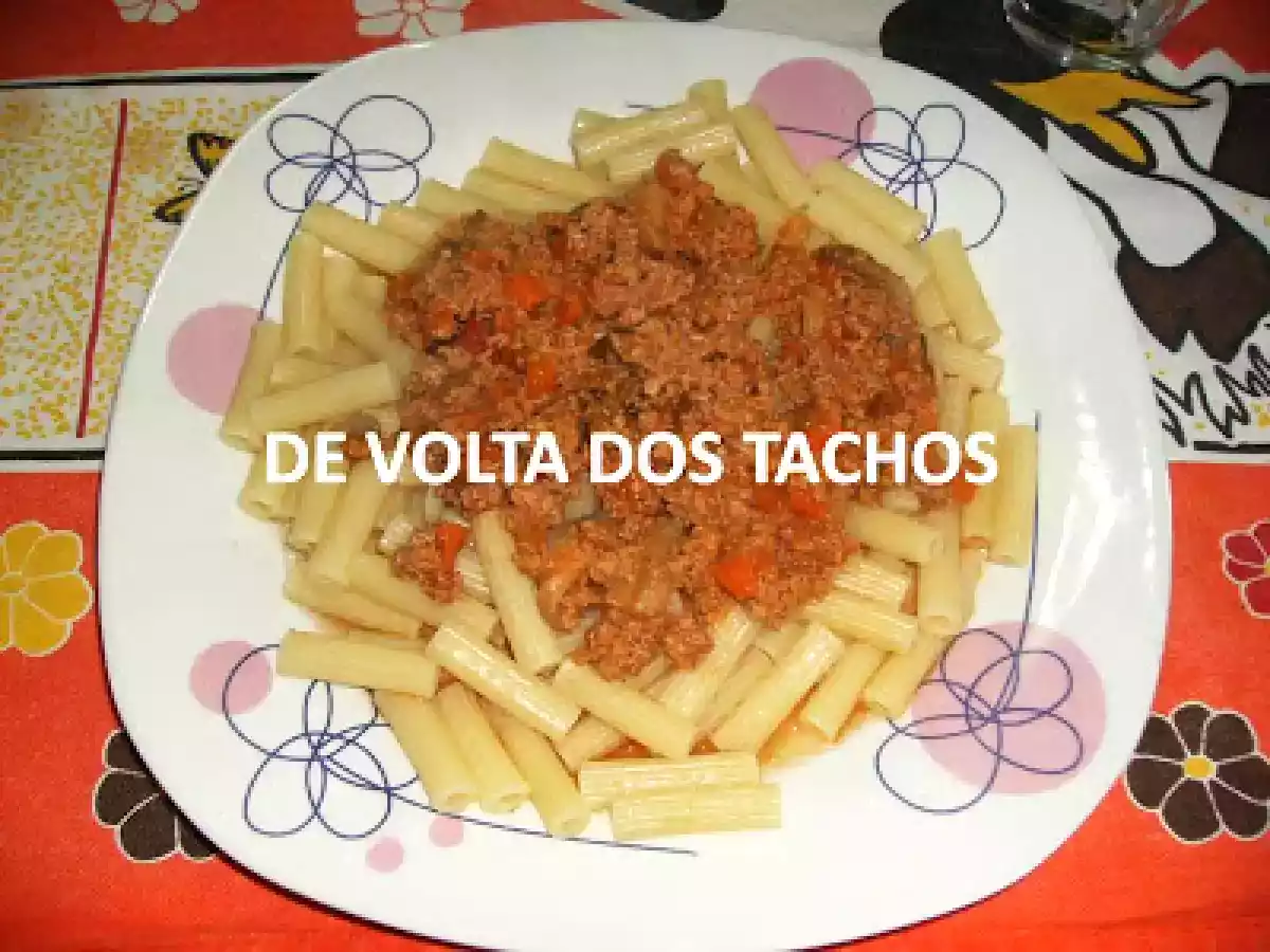MACARRÃO À BOLONHESA COM CENOURA E COGUMELOS