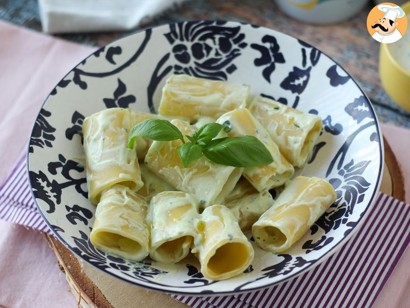 Macarrão ao creme de ricota e manjericão