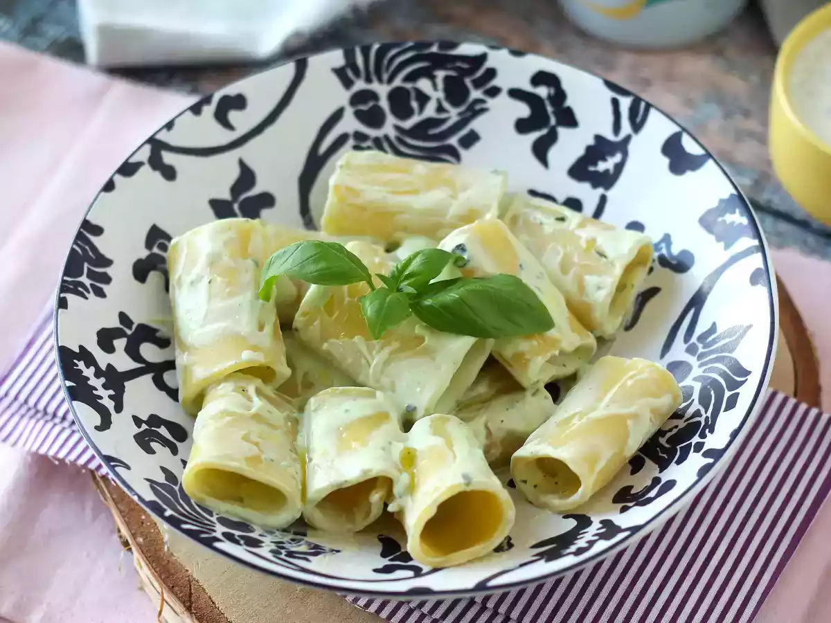 Macarrão ao creme de ricota e manjericão