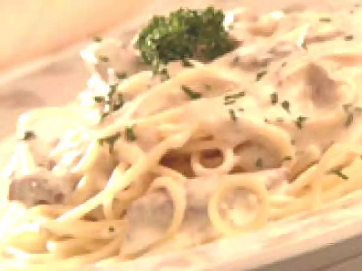 Macarrão ao molho branco e atum