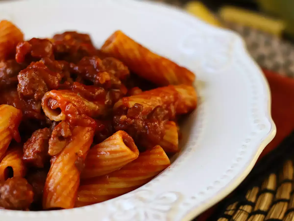 Macarrão ao molho de salsicha fresca (linguiça): um prato simples com sabor intenso - foto 4