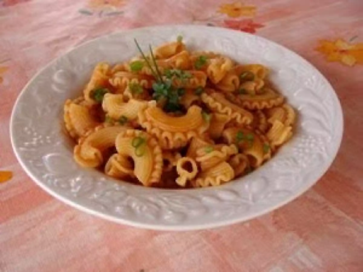 MACARRÃO AO MOLHO DE TOMATE COM ESPECIARIAS