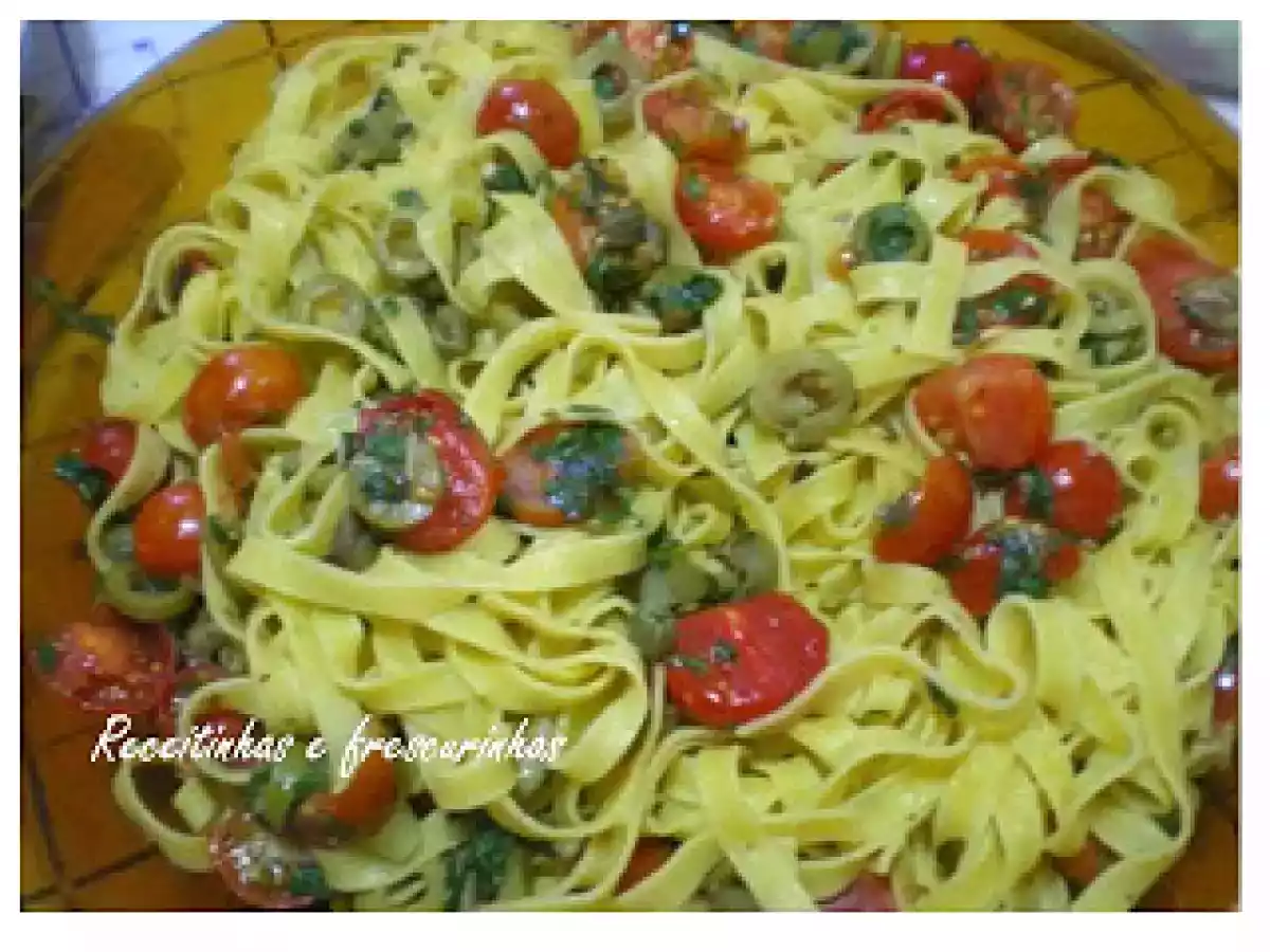 Macarrão ao molho frio de tomate cereja