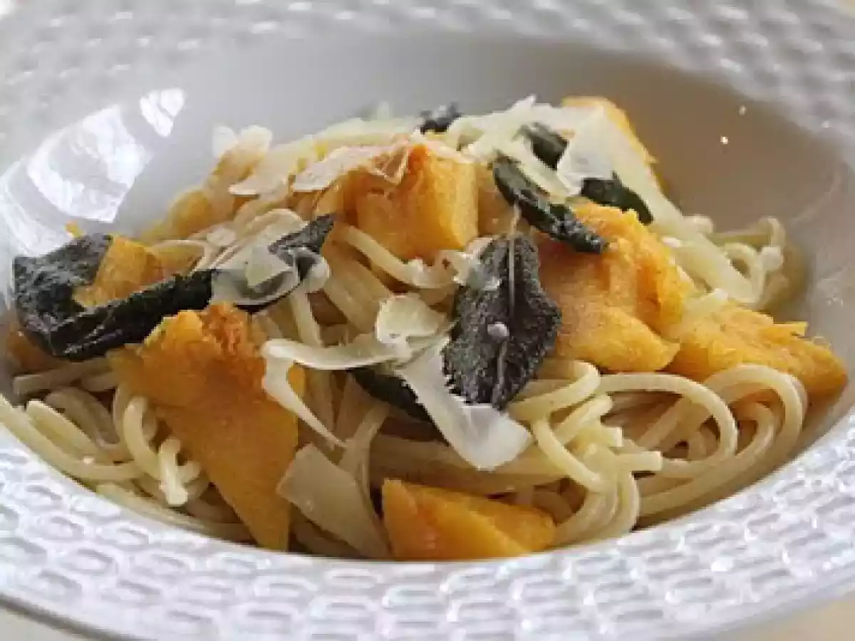 Macarrão com Abóbora e Sálvia Frita