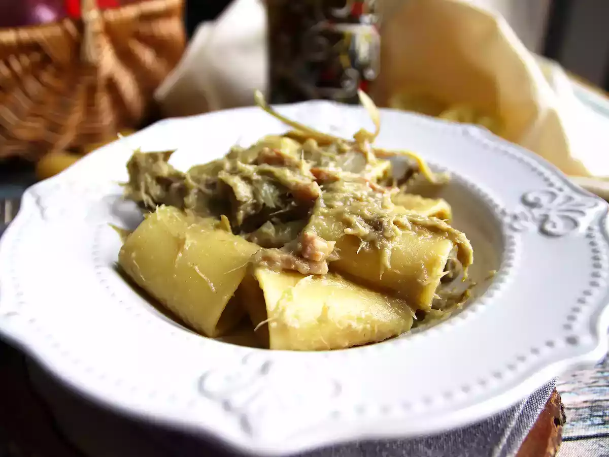 Macarrão com alcachofra e bacon