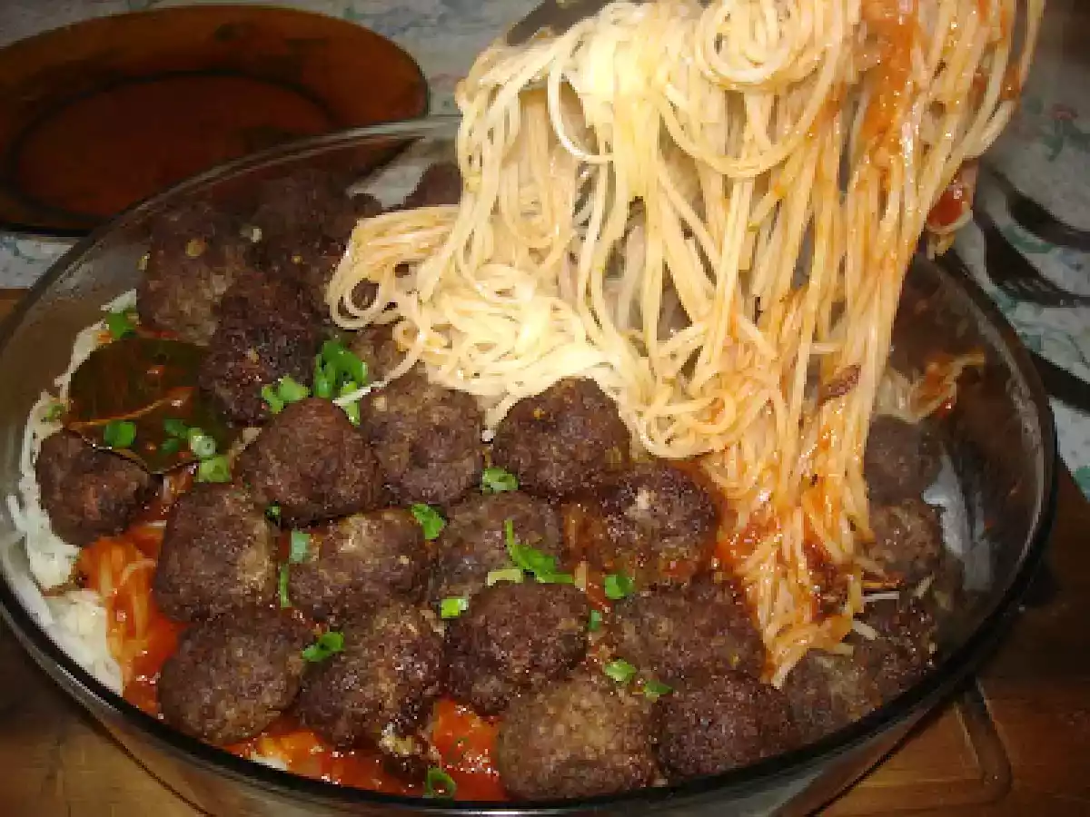 Macarrão com almondegas.