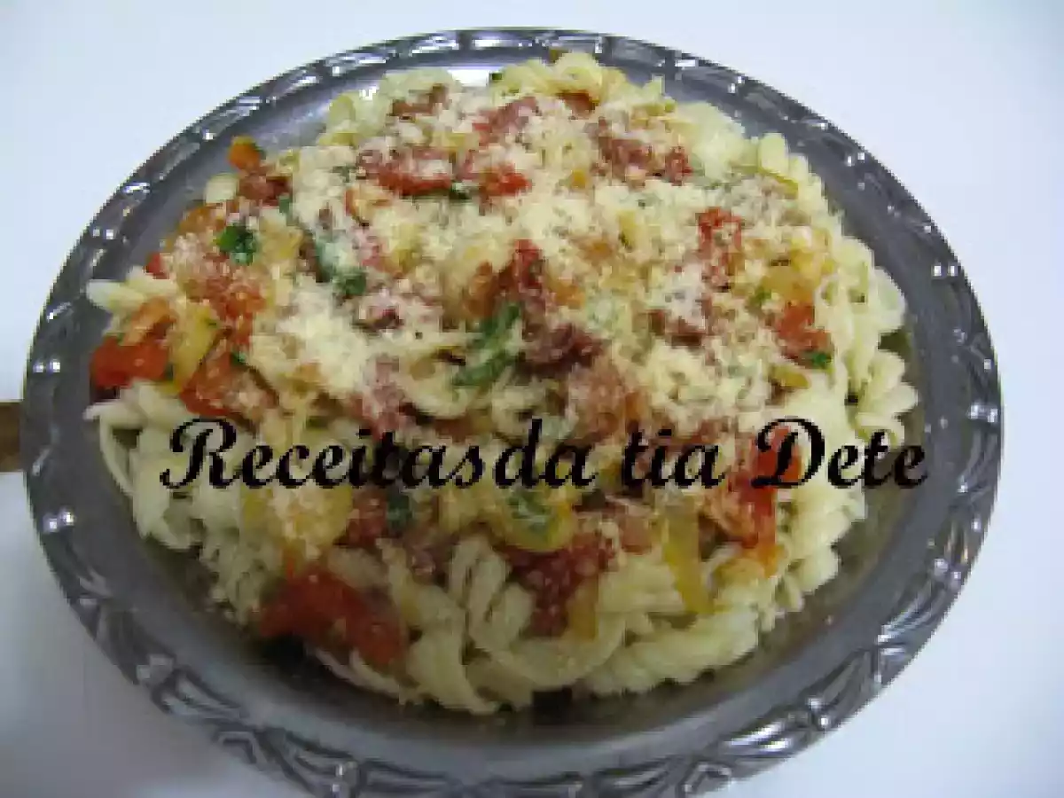 MACARRÃO COM BACON E MANJERICÃO