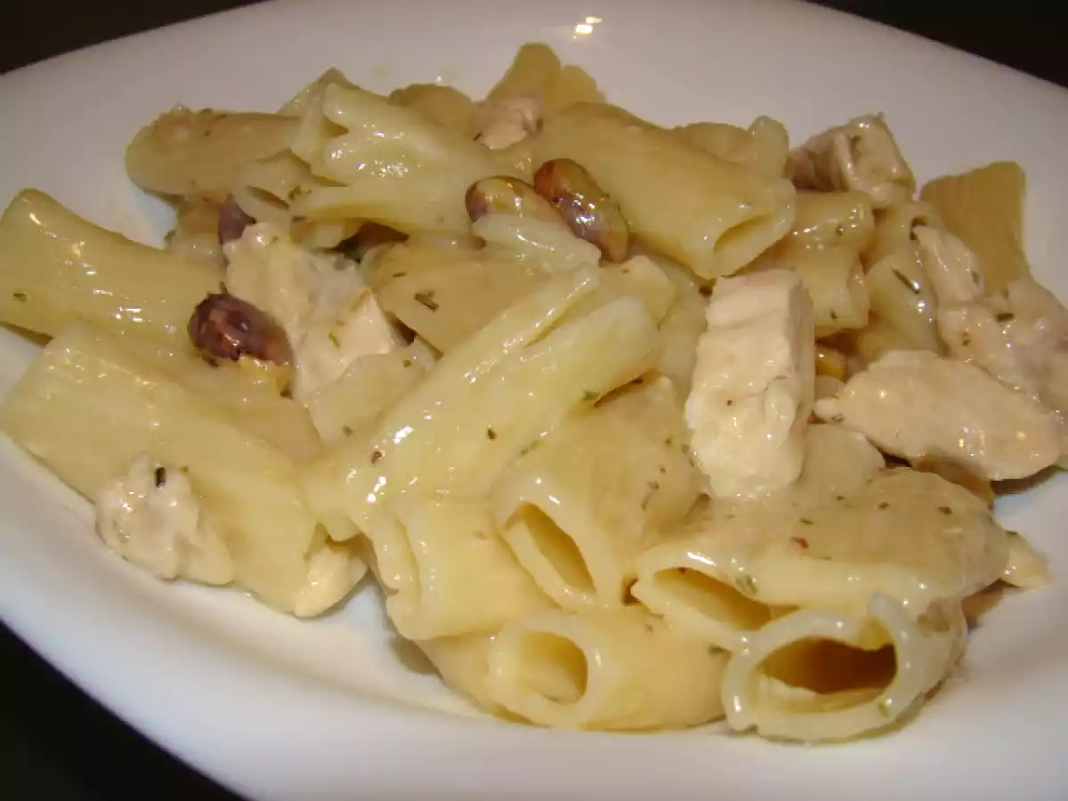 Macarrão com Bife de Frango, Alecrim e Pistáchios