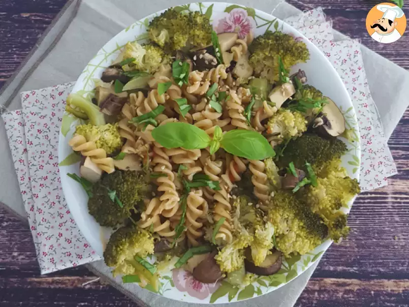 Macarrão com brócolis, cogumelos e manjericão (vegetariano)