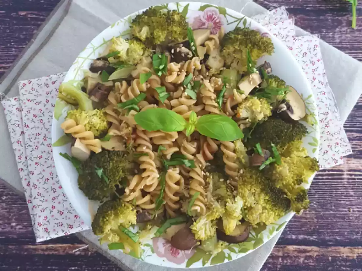 Macarrão com brócolis, cogumelos e manjericão (vegetariano)